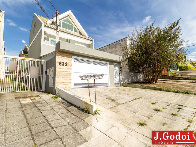 Duas casas geminadas de madeira, à venda, Cristo Rei, Campo Largo