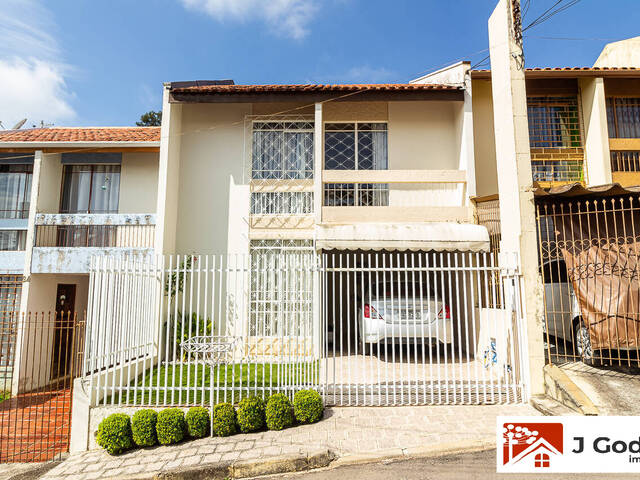 Duas casas geminadas de madeira, à venda, Cristo Rei, Campo Largo