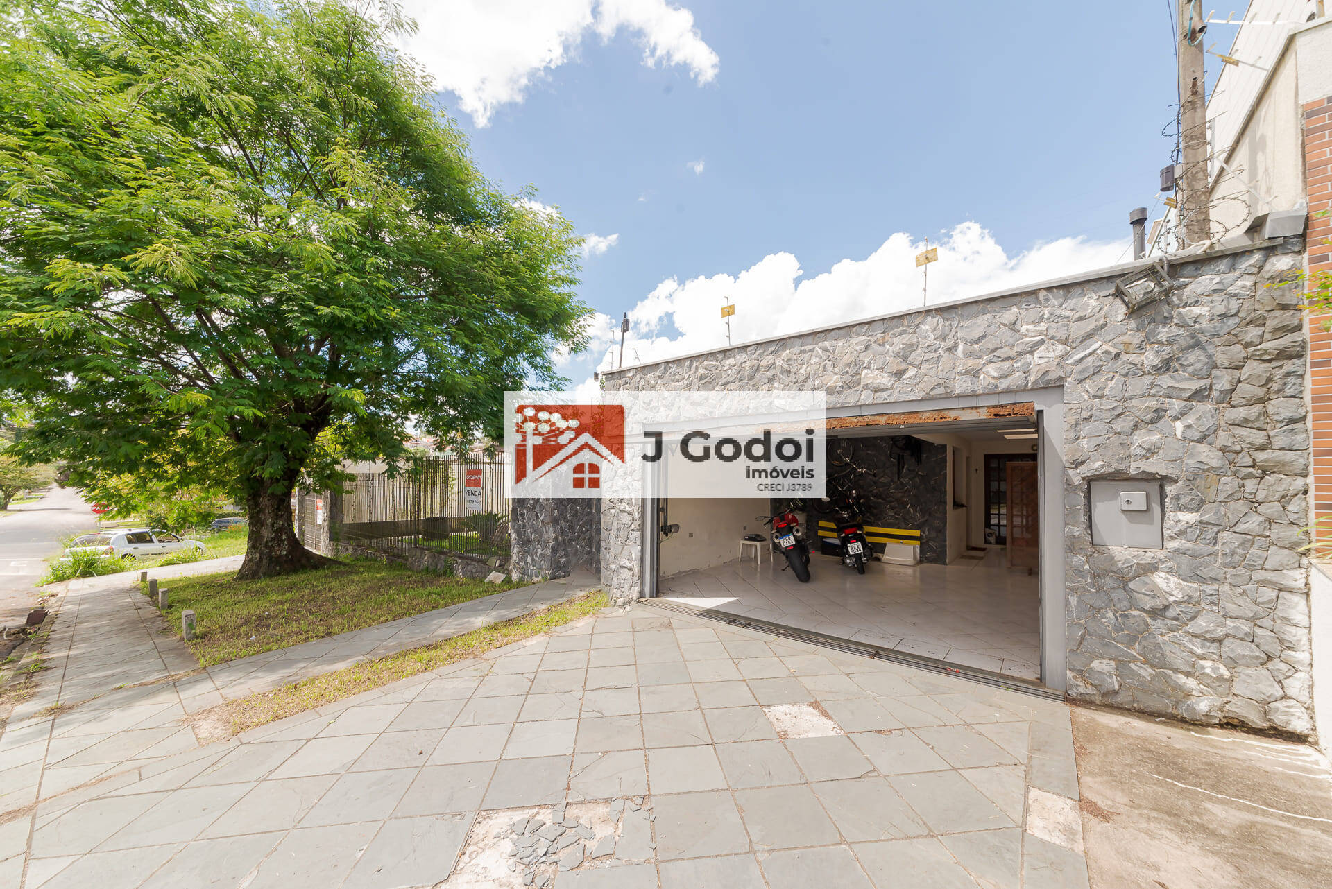 CASA AMPLA COM 4 SUÍTES E 4 VAGAS DE GARAGEM NO BOA VISTA