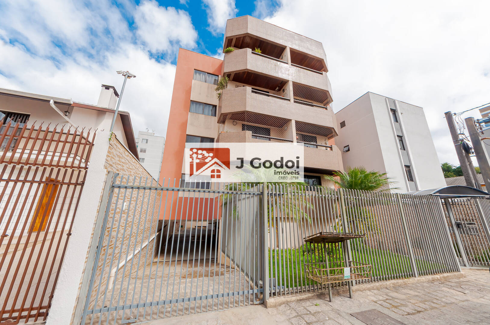 ÓTIMO APARTAMENTO 3 DORMITÓRIOS SENDO 1 SUÍTE NO BACACHERI